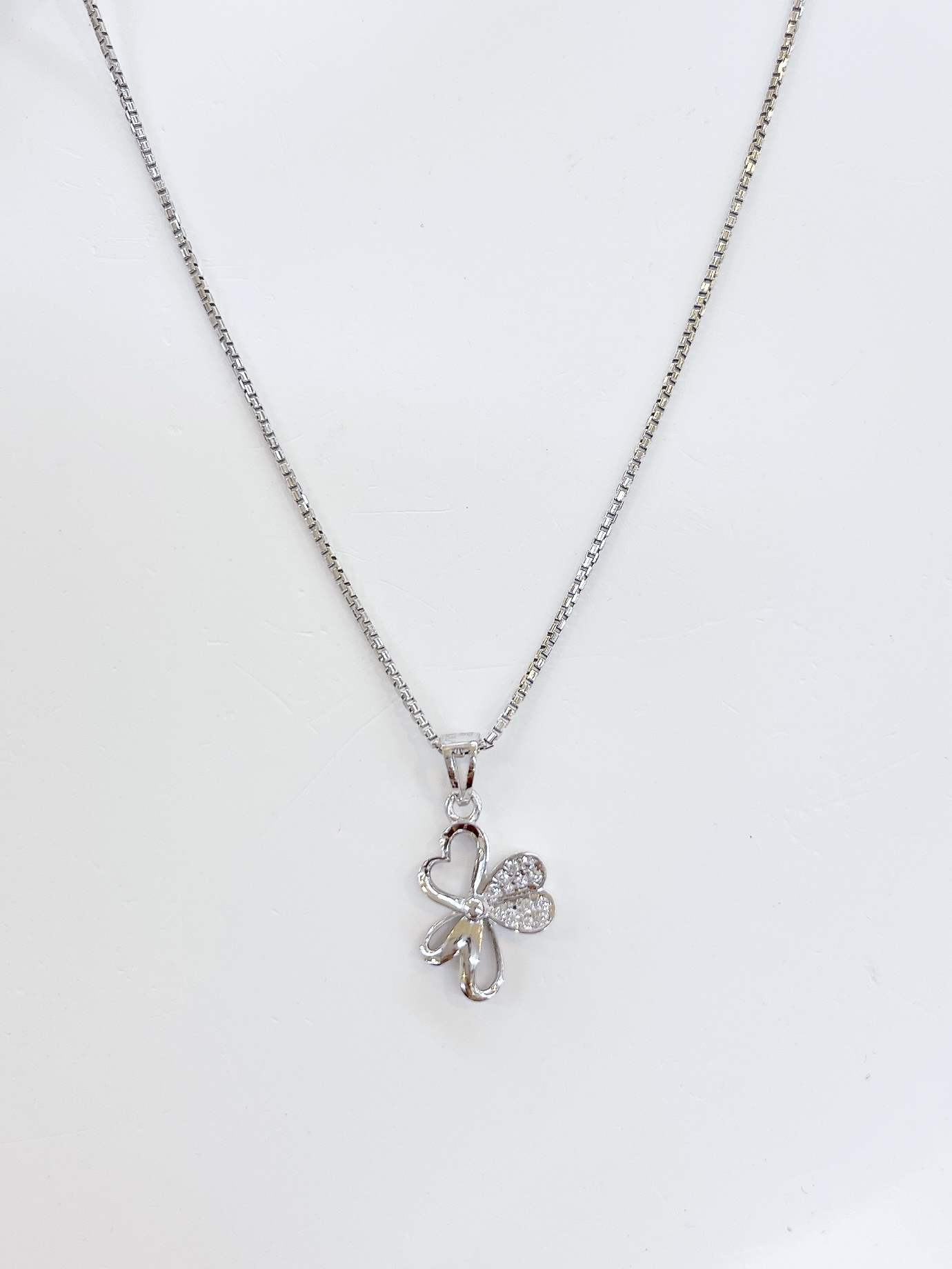 Dây chuyền và Mặt dây chuyền trắng 