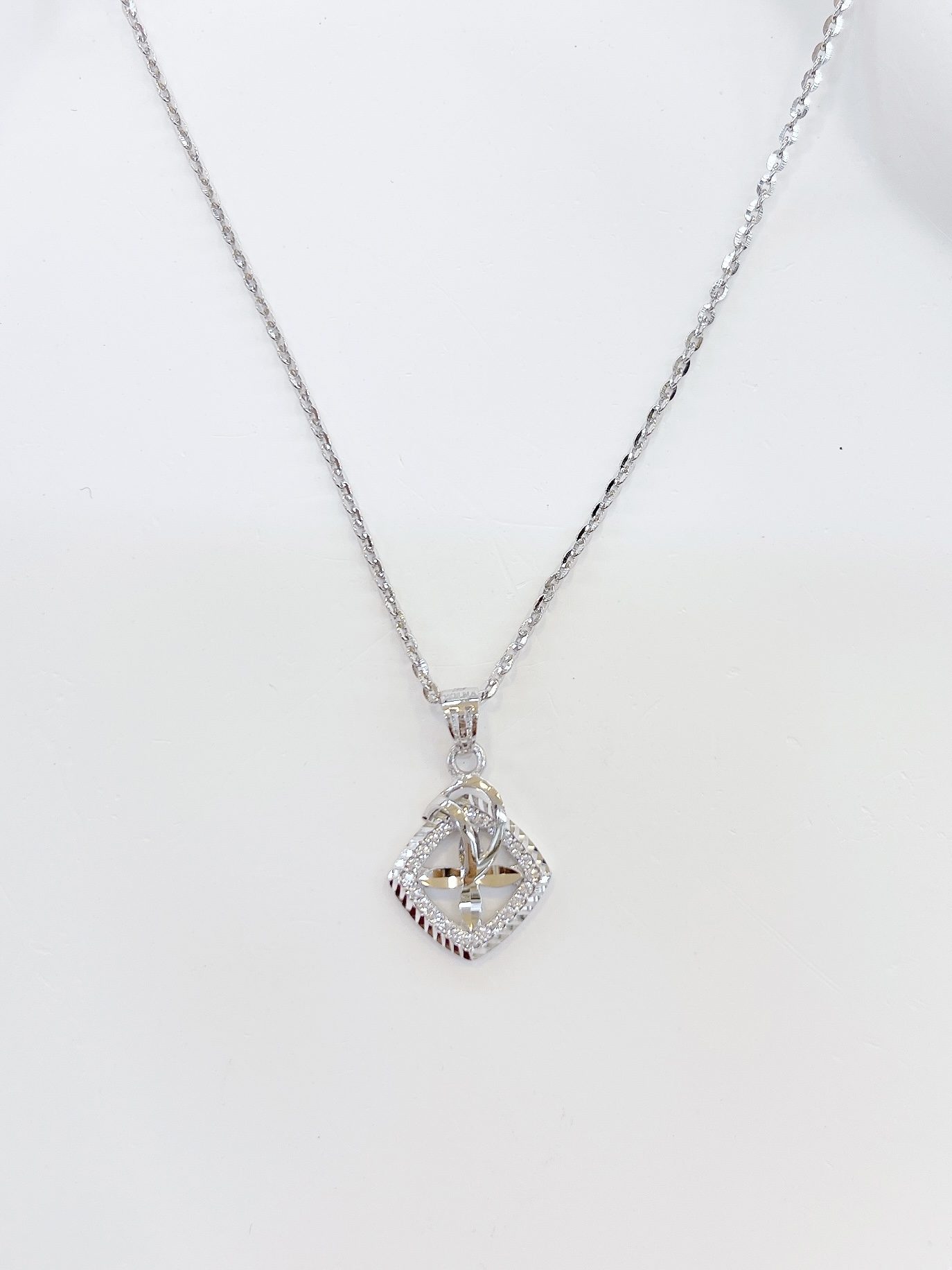 Dây chuyền và Mặt dây chuyền trắng 