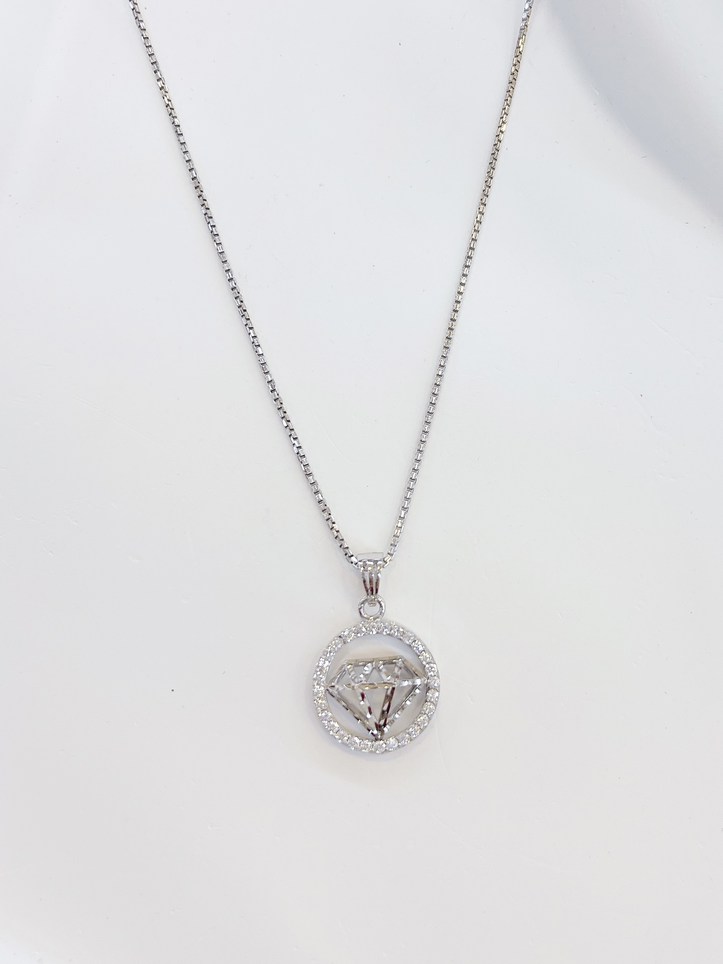 Dây chuyền và Mặt dây chuyền trắng 