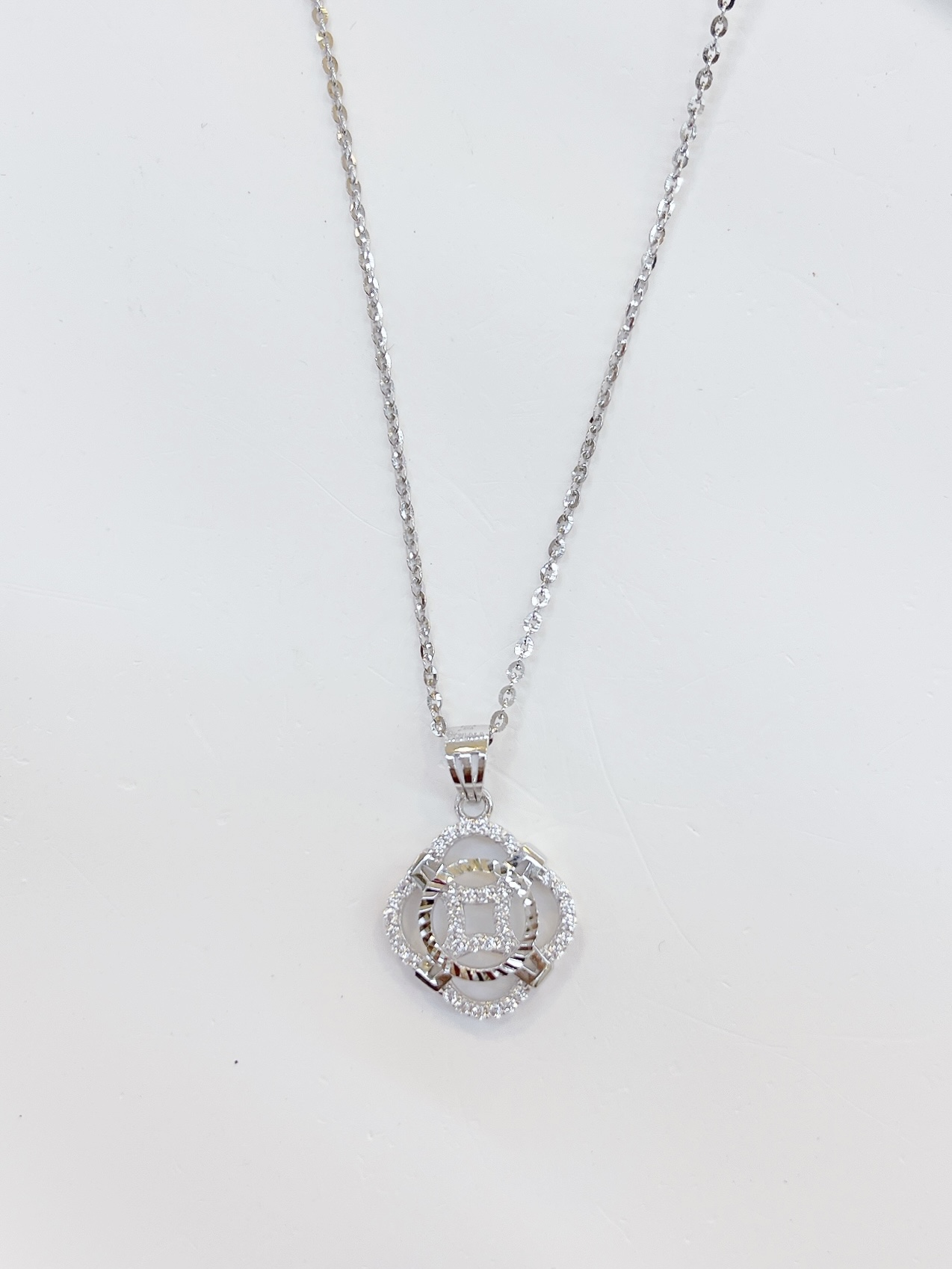 Dây chuyền và Mặt dây chuyền trắng 